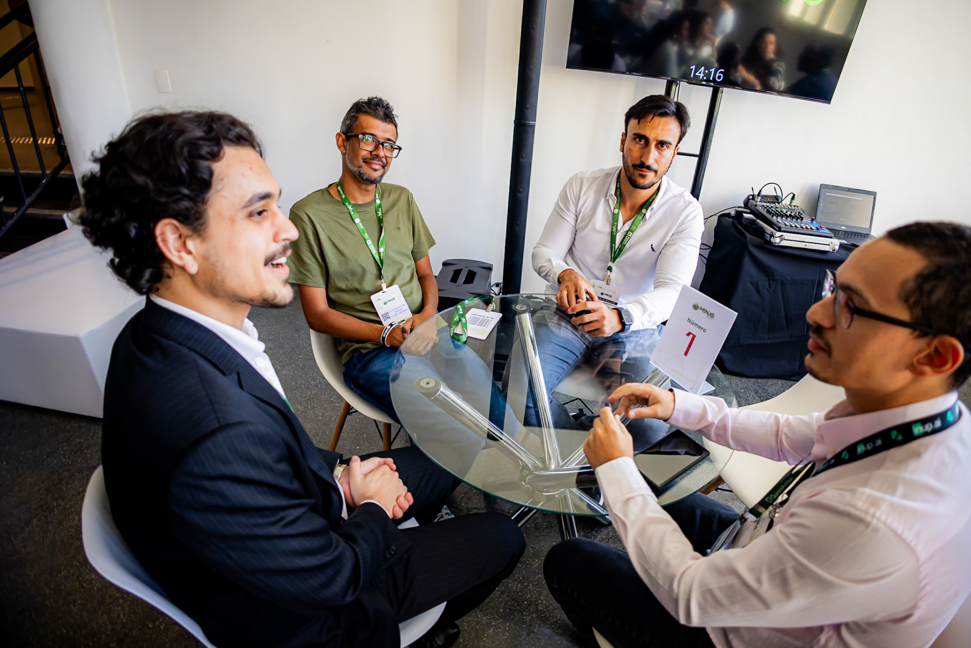 Mentor da FCJ conversando com fundadores de startups